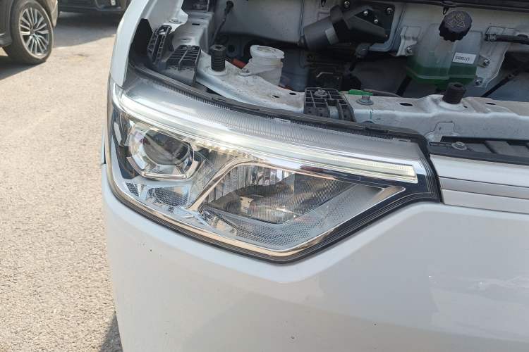 Used Ruichi EC75 2025 Intelligent Driving Ultra-Charging Version Pioneer II Type 50.1 kWh Right Front Headlight