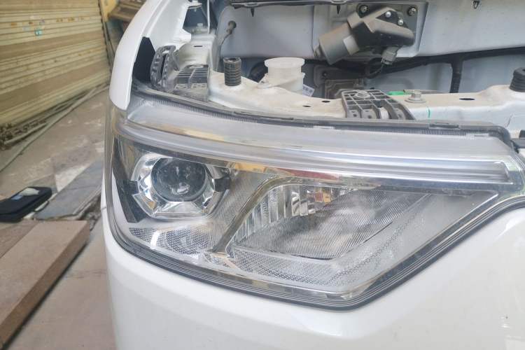 Used Ruichi EC75 2025 SmartDrive Edition Pioneer II 41.86 kWh Right Front Headlight