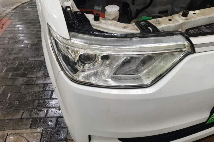 Used Ruichi EC75 2025 Smart Drive Edition Pioneer Type I 41.85 kWh Right Front Headlight