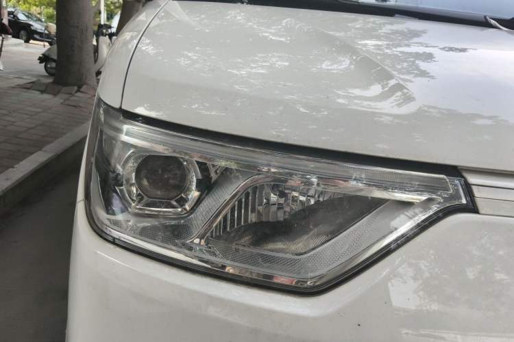 Used Ruichi EC75 2025 Model Passenger Vehicle Smart Driving Ultra-Charging Edition, Pioneer Type I, 52.16 kWh Right Front Headlight