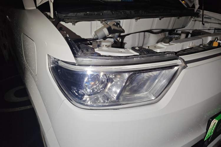 Used Ruichi EC75 2025 Smart Drive Edition Pioneer Type I 41.85 kWh Right Front Headlight