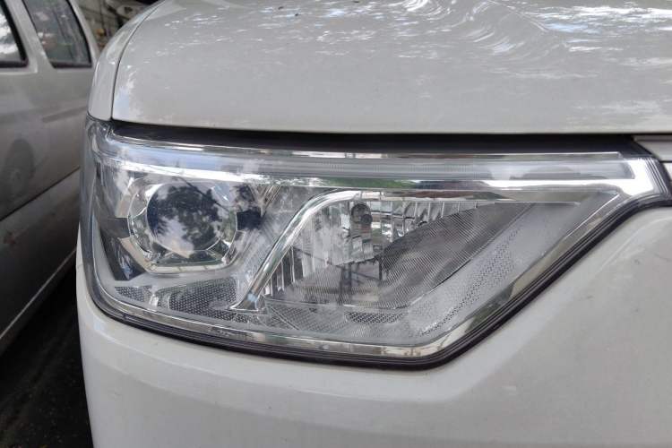 Used Ruichi EC75 2025 Model Passenger Vehicle Smart Driving Ultra-Charging Edition Superior I 52.16 kWh Right Front Headlight