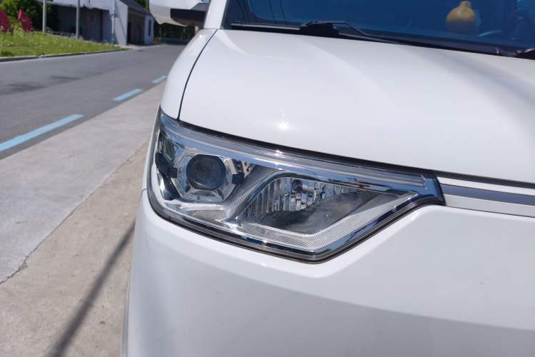 Used Ruichi EC75 2025 Model Passenger Vehicle Smart Driving Ultra-Charging Edition, Pioneer Type I, 52.16 kWh Right Front Headlight