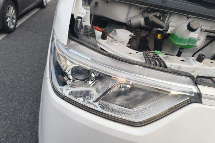 Used Ruichi EC75 2025 Ultra-Charging Version Pioneer II Type 50.1 kWh Right Front Headlight