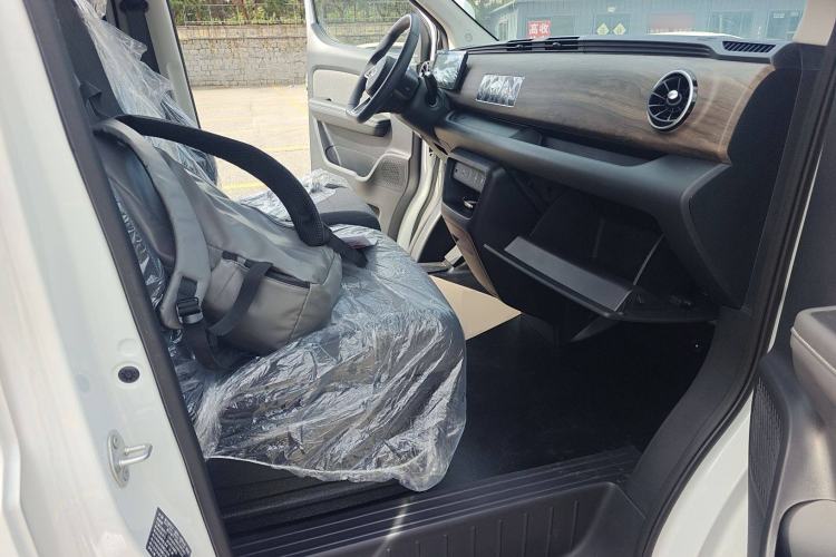 Used Ruichi EC75 2025 Model Passenger Vehicle Smart Driving Ultra-Charging Edition, Pioneer Type I, 52.16 kWh Right Front Seat