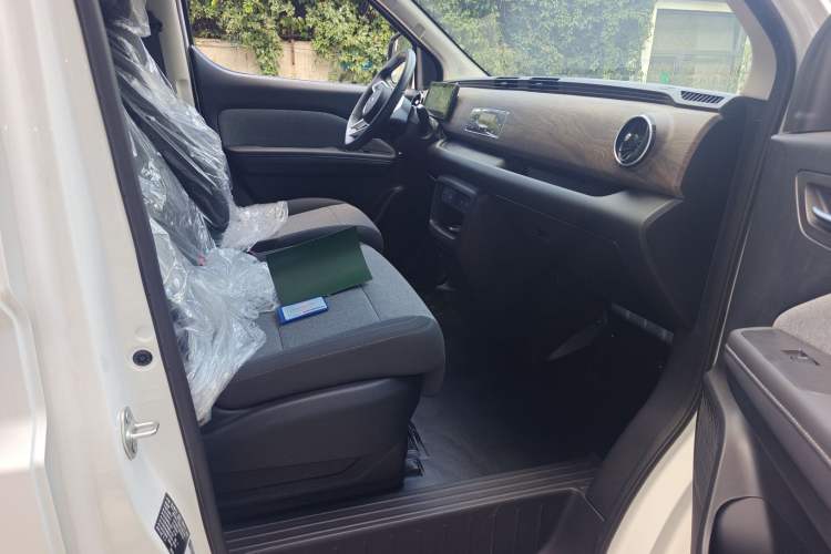 Used Ruichi EC75 2025 Model Passenger Vehicle Smart Driving Ultra-Charging Edition, Pioneer Type I, 52.16 kWh Right Front Seat