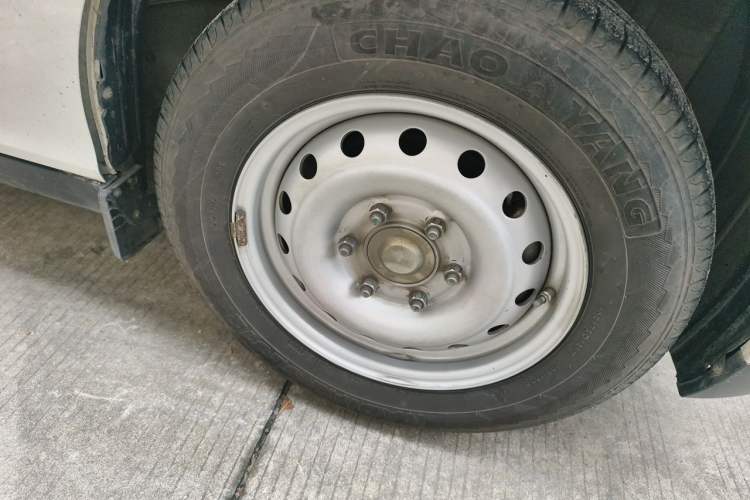 Used Ruichi EC75 2025 Model Passenger Vehicle Smart Driving Ultra-Charging Edition Superior I 52.16 kWh Right Front Wheel Hub