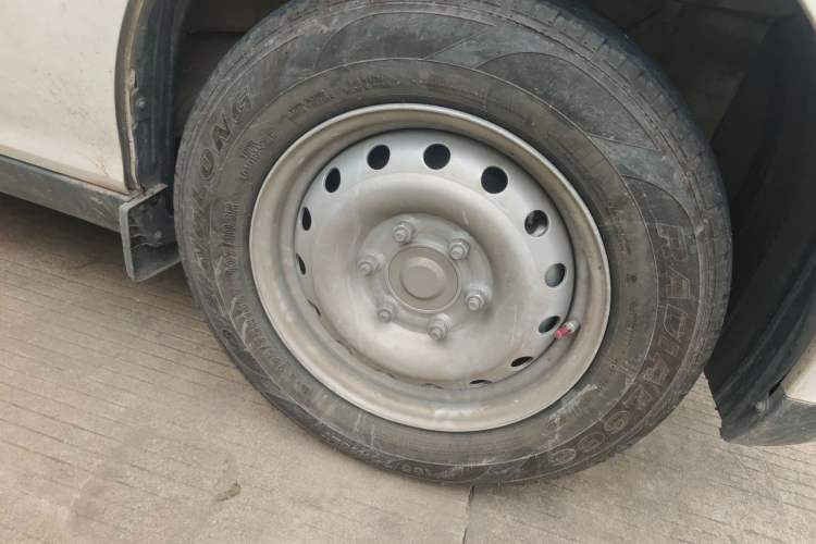 Used Ruichi EC75 2025 Intelligent Driving Ultra-Charging Version Pioneer II Type 50.1 kWh Right Front Wheel Hub