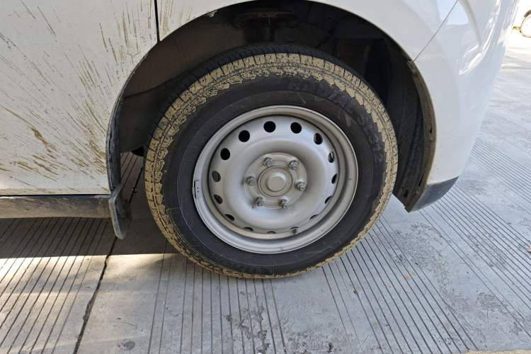Used Ruichi EC75 2025 Model Passenger Vehicle Smart Driving Ultra-Charging Edition, Pioneer Type I, 52.16 kWh Right Front Wheel Hub