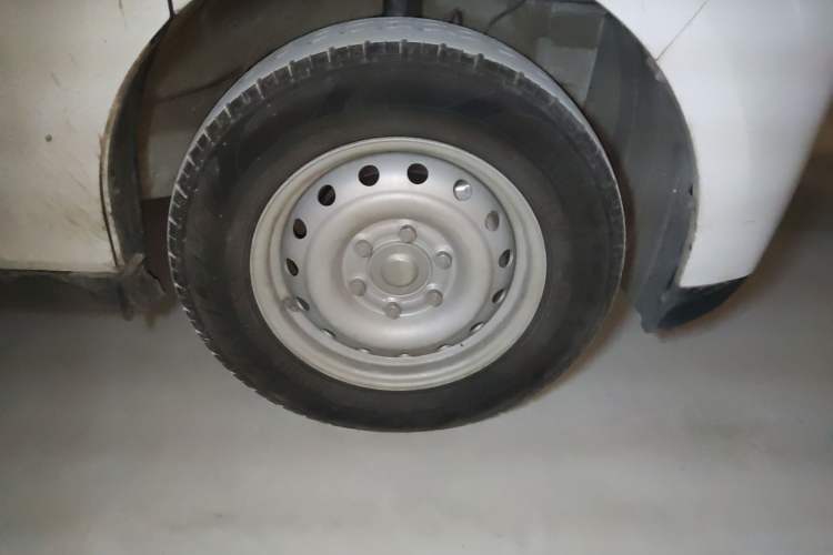 Used Ruichi EC75 2025 Model Passenger Vehicle Smart Driving Ultra-Charging Edition, Pioneer Type I, 52.16 kWh Right Front Wheel Hub