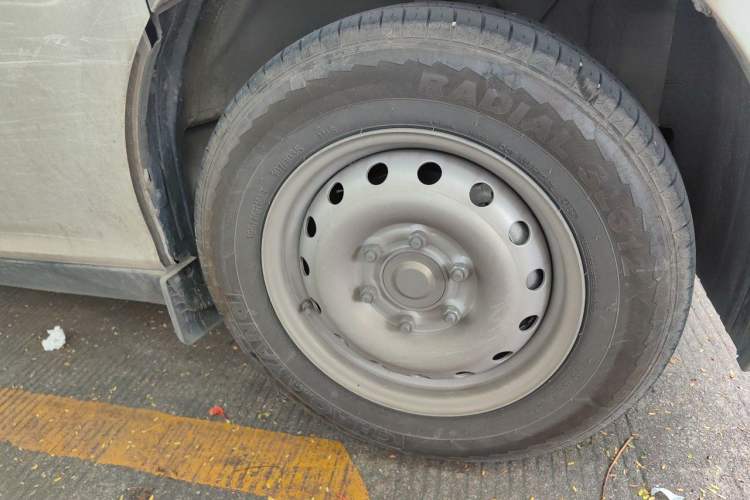 Used Ruichi EC75 2025 Model Passenger Vehicle Smart Driving Ultra-Charging Edition Superior I 52.16 kWh Right Front Wheel Hub