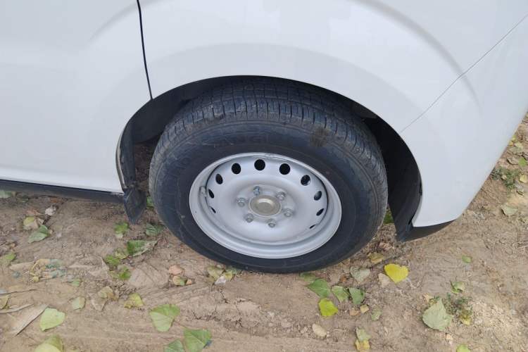 Used Ruichi EC75 2025 Model Passenger Vehicle Smart Driving Ultra-Charging Edition Superior II 50.1 kWh Right Front Wheel Hub