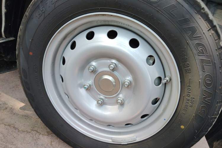 Used Ruichi EC75 2025 Model Freight Vehicle Smart Driving Ultra-Charging Edition Superior I 52.16 kWh Right Front Wheel Hub
