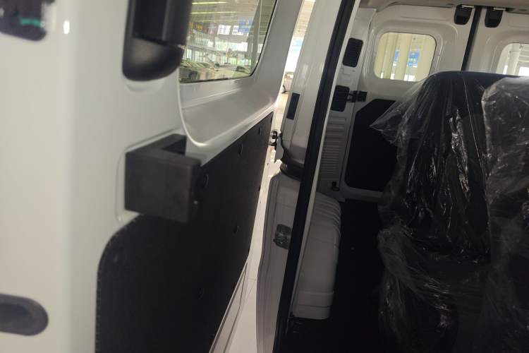 Used Ruichi EC75 2025 Model Passenger Vehicle Smart Driving Ultra-Charging Edition, Pioneer Type I, 52.16 kWh Right Rear Door Interior