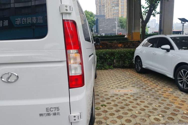 Used Ruichi EC75 2025 Model Passenger Vehicle Smart Driving Ultra-Charging Edition, Pioneer Type I, 52.16 kWh Right Rear Taillight