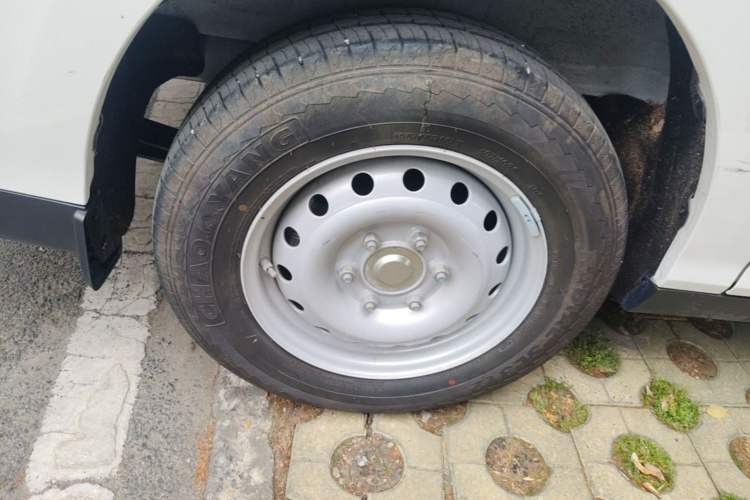 Used Ruichi EC75 2025 Model Passenger Vehicle Smart Driving Ultra-Charging Edition, Pioneer Type I, 52.16 kWh Right Rear Wheel Hub
