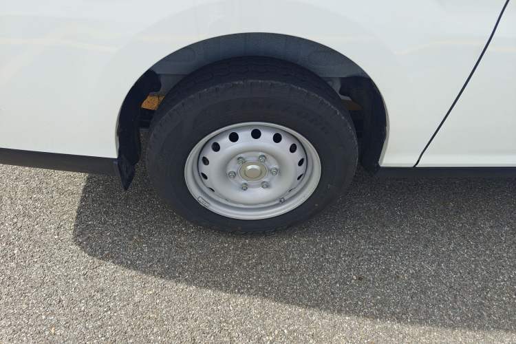 Used Ruichi EC75 2025 Model Passenger Vehicle Smart Driving Ultra-Charging Edition, Pioneer Type I, 52.16 kWh Right Rear Wheel Hub