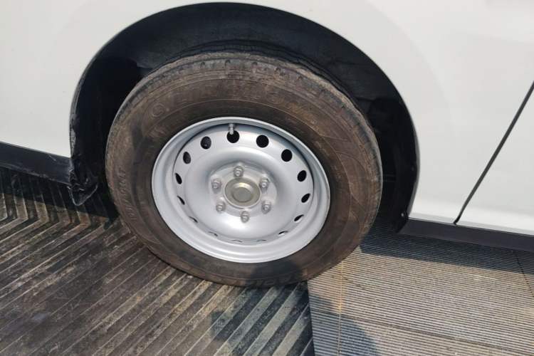 Used Ruichi EC75 2025 Model Passenger Vehicle Smart Driving Ultra-Charging Edition, Pioneer Type I, 52.16 kWh Right Rear Wheel Hub