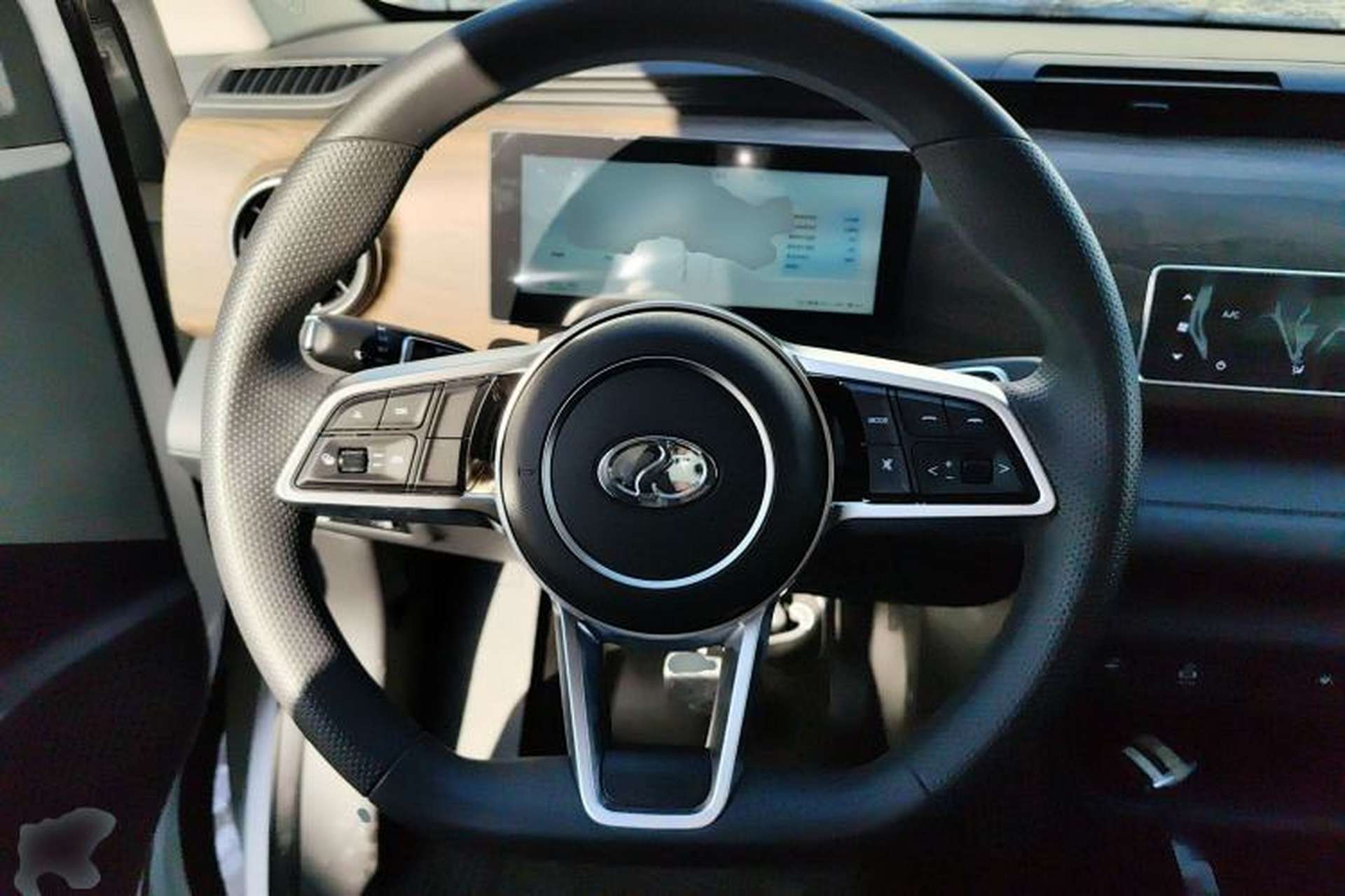 Used Ruichi EC75 2025 Model Passenger Vehicle Smart Driving Edition Pioneer I 41.5 kWh Steering Wheel