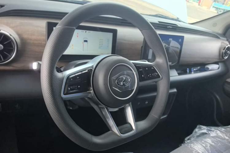 Used Ruichi EC75 2025 Model Freight Vehicle Smart Driving Ultra-Charging Edition Superior I 52.16 kWh Steering Wheel