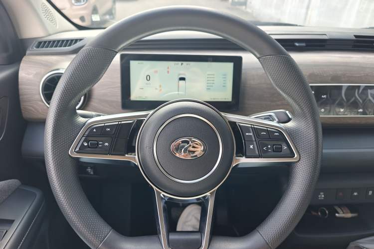 Used Ruichi EC75 2025 Model Passenger Vehicle Smart Driving Ultra-Charging Edition Pioneer II 50.1 kWh Steering Wheel