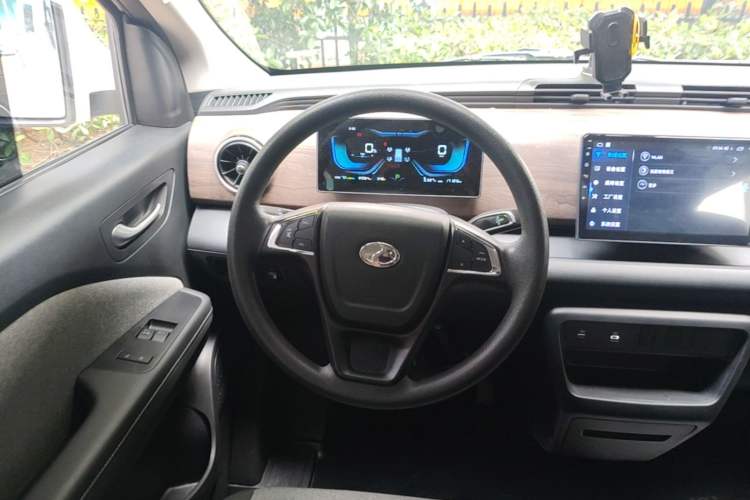 Used Ruichi EC75 2025 Model Passenger Vehicle Smart Driving Ultra-Charging Edition, Pioneer Type I, 52.16 kWh Steering Wheel