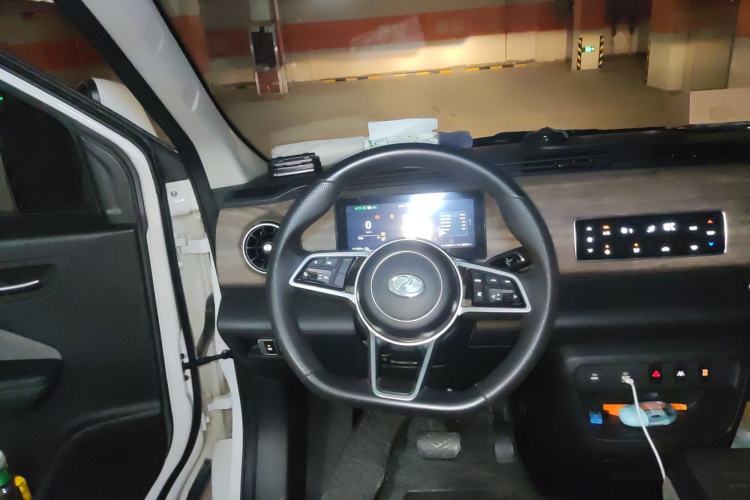 Used Ruichi EC75 2025 Model Passenger Vehicle Smart Driving Ultra-Charging Edition, Pioneer Type I, 52.16 kWh Steering Wheel