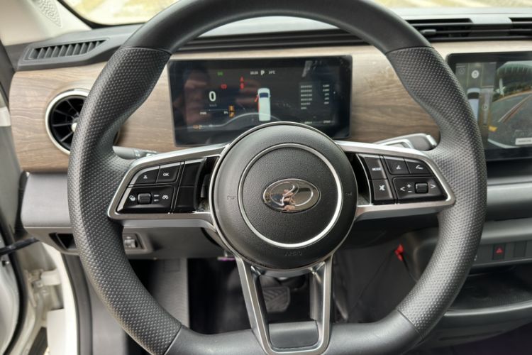 Used Ruichi EC75 2025 Model Passenger Vehicle Smart Driving Ultra-Charging Edition Superior I 52.16 kWh Steering Wheel