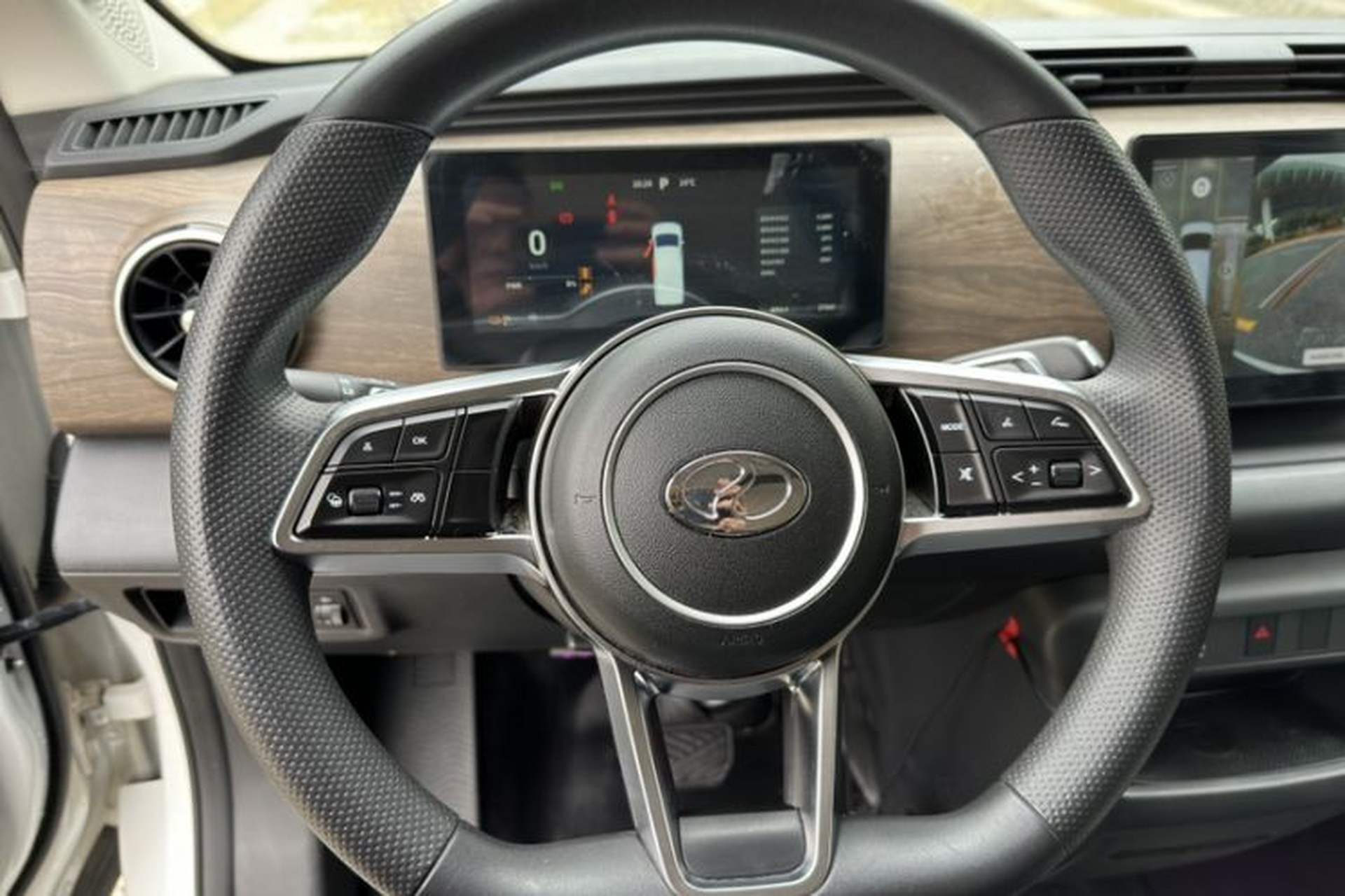 Used Ruichi EC75 2025 Model Passenger Vehicle Smart Driving Ultra-Charging Edition Superior I 52.16 kWh Steering Wheel