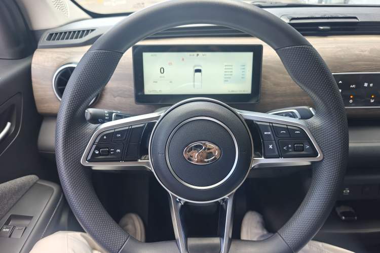 Used Ruichi EC75 2025 Model Passenger Vehicle Smart Driving Ultra-Charging Edition, Pioneer Type I, 52.16 kWh Steering Wheel