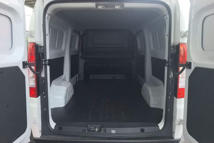 Used Ruichi EC75 2025 Model Freight Vehicle Smart Driving Ultra-Charging Edition Superior I 52.16 kWh Trunk