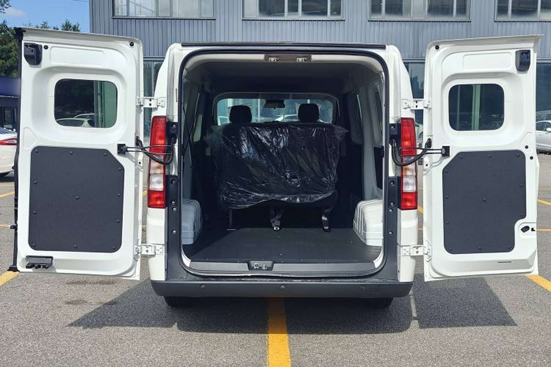 Used Ruichi EC75 2025 Model Passenger Vehicle Smart Driving Ultra-Charging Edition, Pioneer Type I, 52.16 kWh Trunk