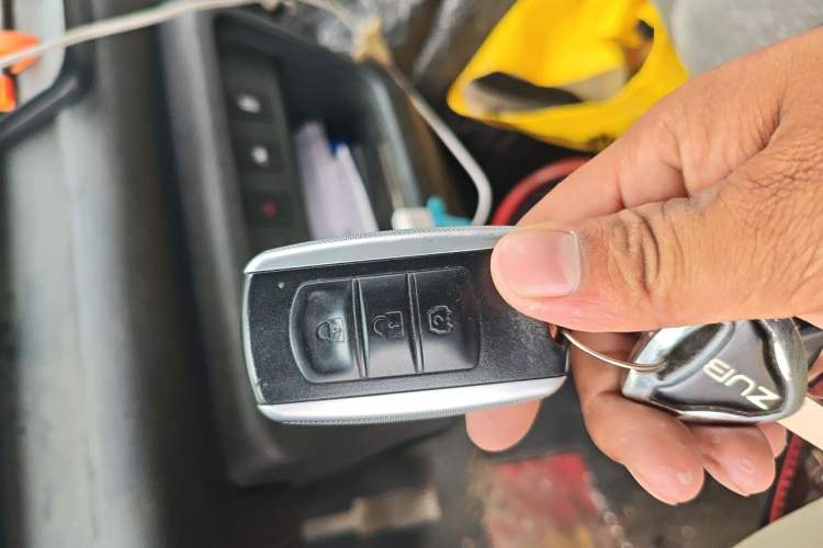 Used Ruichi EC75 2025 Model Passenger Vehicle Smart Driving Ultra-Charging Edition, Pioneer Type I, 52.16 kWh Vehicle Key
