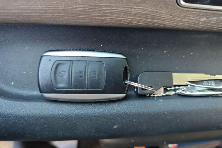 Used Ruichi EC75 2025 Model Passenger Vehicle Smart Driving Ultra-Charging Edition, Pioneer Type I, 52.16 kWh Vehicle Key