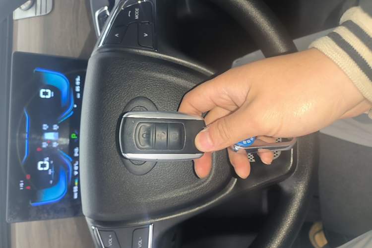 Used Ruichi EC75 2025 Model Passenger Vehicle Smart Driving Ultra-Charging Edition, Pioneer Type I, 52.16 kWh Vehicle Key