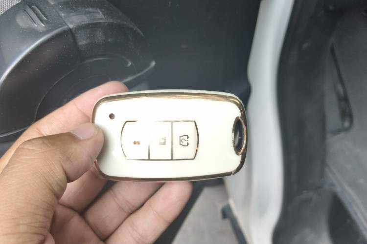 Used Ruichi EC75 2025 Model Passenger Vehicle Smart Driving Ultra-Charging Edition, Pioneer Type I, 52.16 kWh Vehicle Key
