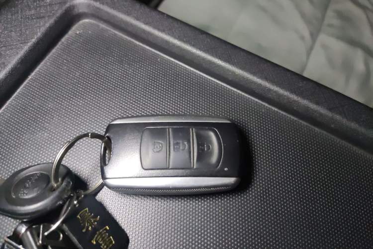 Used Ruichi EC75 2025 Model Passenger Vehicle Smart Driving Ultra-Charging Edition, Pioneer Type I, 52.16 kWh Vehicle Key