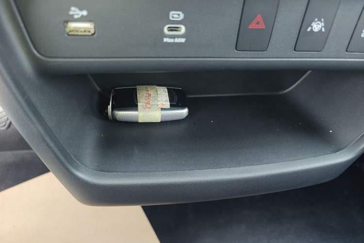 Used Ruichi EC75 2025 Model Passenger Vehicle Smart Driving Ultra-Charging Edition, Pioneer Type I, 52.16 kWh Vehicle Key