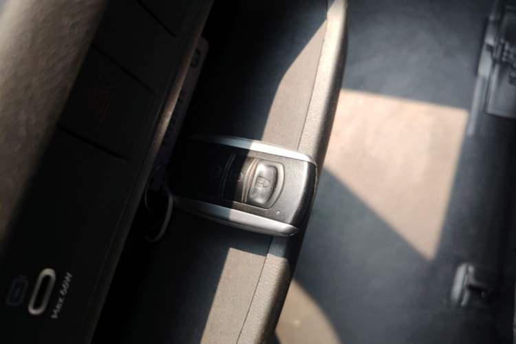 Used Ruichi EC75 2025 Model Passenger Vehicle Smart Driving Ultra-Charging Edition, Pioneer Type I, 52.16 kWh Vehicle Key