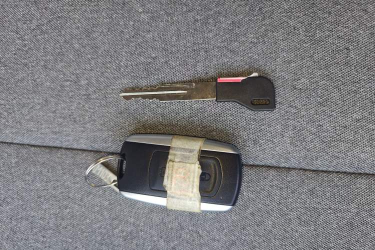 Used Ruichi EC75 2025 Model Passenger Vehicle Smart Driving Ultra-Charging Edition, Pioneer Type I, 52.16 kWh Vehicle Key