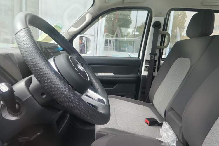Used Ruichi EC75 2026 Model Freight Vehicle Smart Driving Ultra-Charging Edition Pioneer I Interior 1