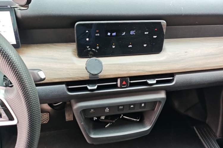 Used Ruichi R5 2025 Model Passenger Vehicle Smart Driving Ultra-Charging Edition, Pioneer Type I Audio And AC Panel
