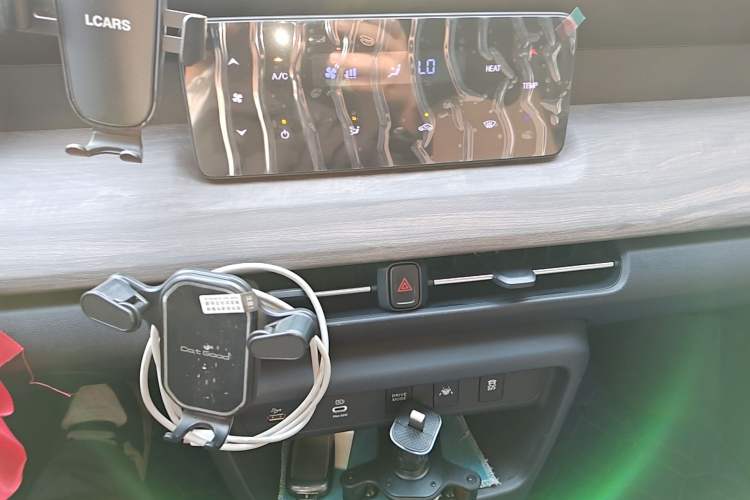 Used Ruichi R5 2025 Model Passenger Vehicle Smart Driving Ultra-Charging Edition, Pioneer Type I Audio And AC Panel