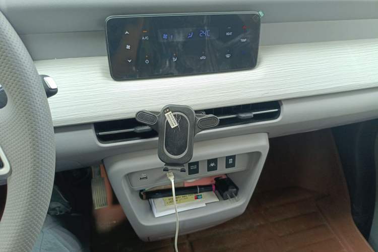 Used Ruichi R5 2025 Model Passenger Vehicle Smart Driving Edition, Pioneer Type I Audio And AC Panel