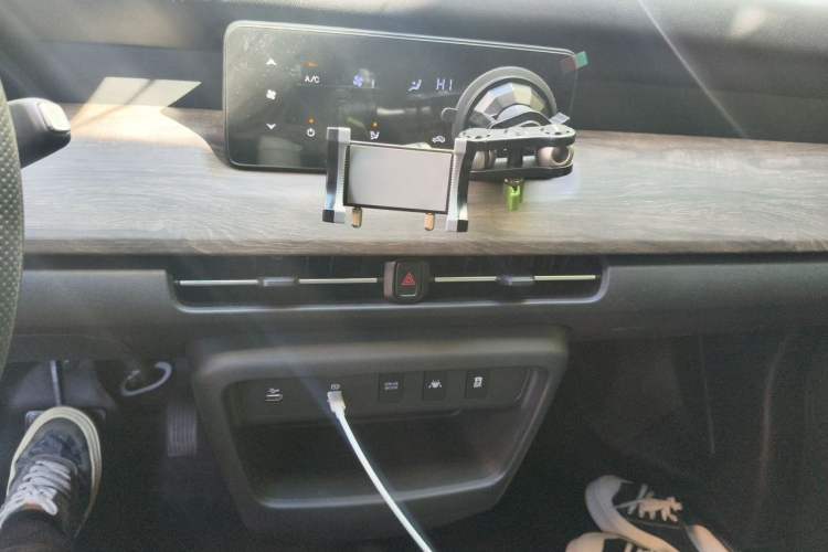 Used Ruichi R5 2025 Model Passenger Vehicle Smart Driving Ultra-Charging Edition, Pioneer Type I Audio And AC Panel