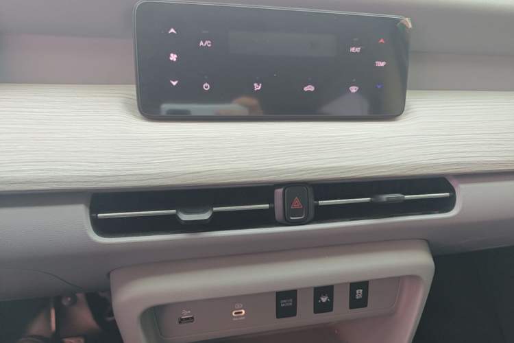 Used Ruichi R5 2025 Model Passenger Vehicle Smart Driving Ultra-Charging Edition, Pioneer Type I Audio And AC Panel