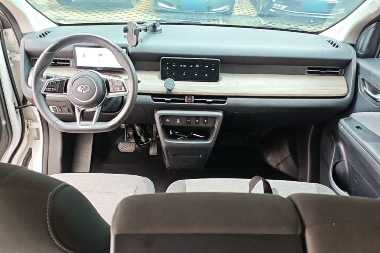Used Ruichi R5 2025 Model Passenger Vehicle Smart Driving Ultra-Charging Edition, Pioneer Type I Center Console