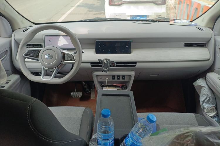 Used Ruichi R5 2025 Model Passenger Vehicle Smart Driving Edition, Pioneer Type I Center Console