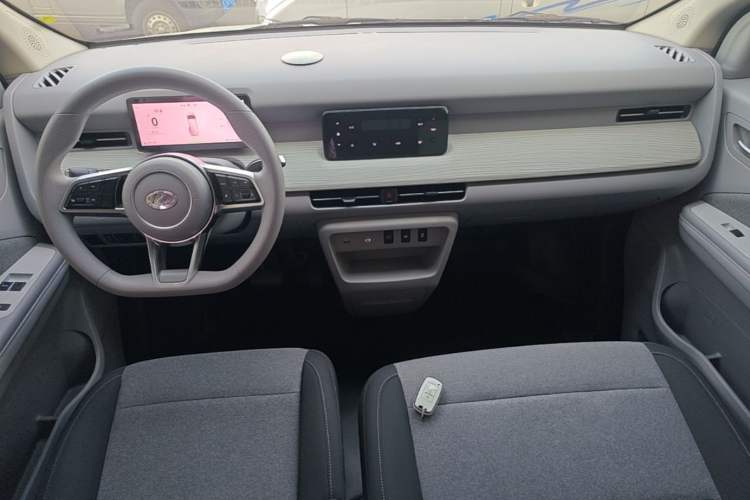 Used Ruichi R5 2025 Model Passenger Vehicle Smart Driving Ultra-Charging Edition, Pioneer Type I Center Console