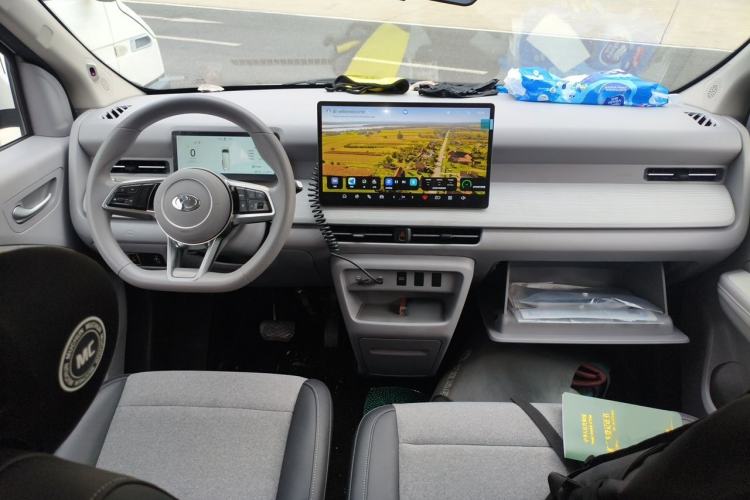 Used Ruichi R5 2025 Model, Passenger Smart Charging Edition, Beyond Type II Center Console